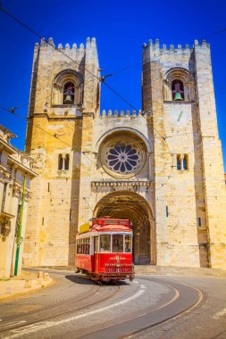 Güneşli bir günde geleneksel tramvayı olan bir katedral kilisesi, Lizbon, Portekiz