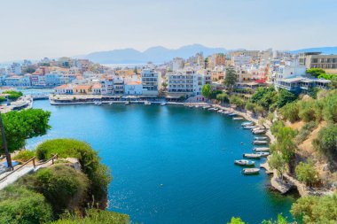 Yunanistan 'ın Girit kentindeki Agios Nikolaos limanındaki göl eski tonu