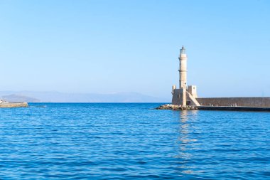 Chania körfezi güneşli yaz günbatımında deniz ve deniz feneri, Girit, Yunanistan, web pankartı formatı