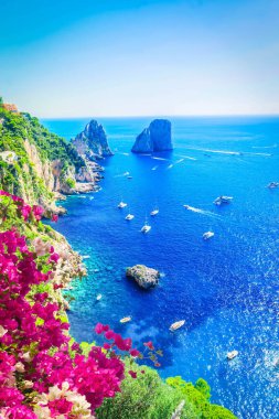 Ünlü Faraglioni uçurumları ve Capri adası kıyıları yazın, İtalya