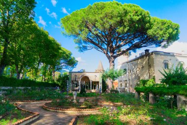 İtalya 'nın Amalfi kıyısındaki Ravello köyünün parkındaki çeşme.