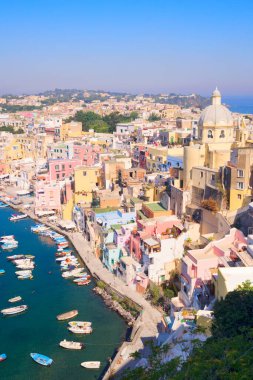Procida Adası detayları, limanı olan renkli bir kasaba, İtalya
