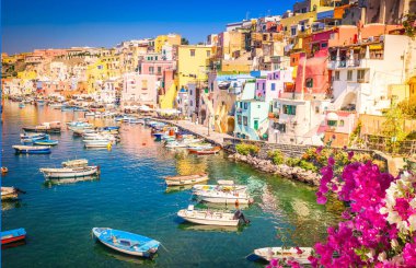 Procida adası rengarenk bir kasaba. Yazın limanı çiçeklerle dolu, İtalya.,