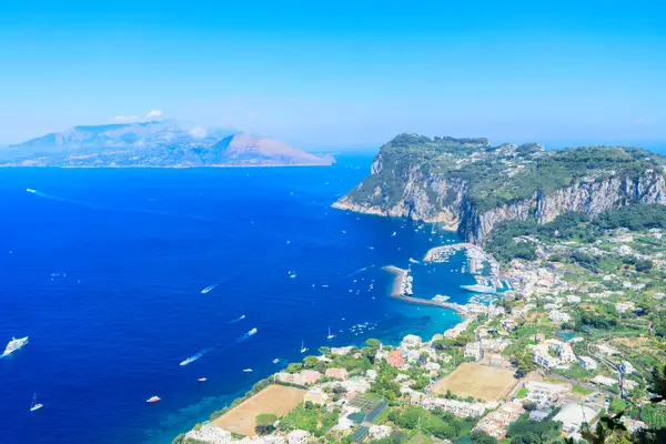 Güzel Marina Grande limanı manzarası yukarıdan, Capri Adası, İtalya