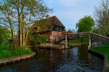 Hollanda 'nın kırsal kesimlerinde, eski küçük bir kasaba, Giethoorn, Hollanda, Hollanda manzaralı.