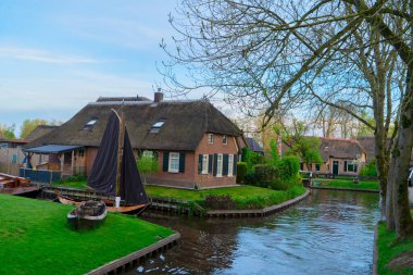 Hollanda kırsalının geleneksel küçük bir kasabası Giethoorn Kanalları ve teknesi olan, Hollanda manzaralı