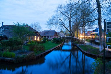 Kırsal Flaman geleneksel kırsal bölge küçük eski kasaba Giethoorn geceleri kanallı, baharda Hollanda