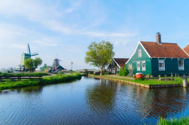 Hollanda 'nın kırsal kesimindeki Zaanse Schans kasabasının yel değirmenleri, Hollanda
