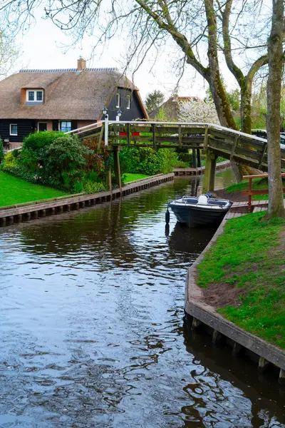 Hollanda kırsalının geleneksel küçük bir kasabası. Giethoorn, Hollanda 'da kanal ve köprü manzaralı.