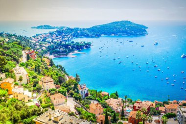 Renkli kıyı ve tekneleri ve gemileri olan berrak su, cote dAzur Provence, Fransa
