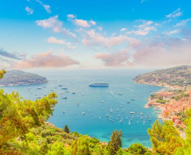 Cote dAzur 'un kıyı manzarası ve turistik deniz suyu yumuşak gün doğumu ışığı, Riviera, Fransa