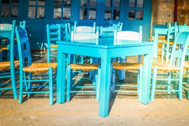 Chania eski şehir, Girit, Yunanistan sokakta mavi sandalye ile kafe