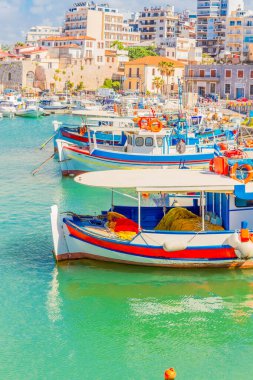 Kandiye eski liman ile renkli tekneler, güneşli gün, Crete, Yunanistan
