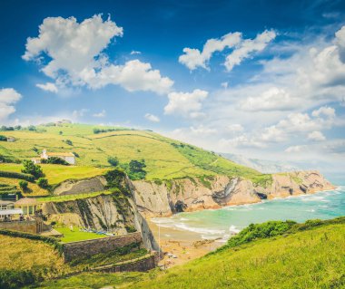 Yaz, Pais Vasco İspanya sahilinde Zumaia yeşil tepeler