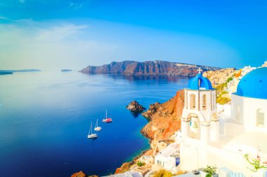 Açık deniz manzaralı ünlü mavi kubbeler ve volkan kalderası, Yunanistan 'ın Oia ve Santorini adaları hakkında güzel detaylar