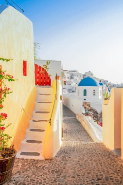 Yunanistan 'ın Santorini kentindeki geleneksel Yunan köyü Oia sokağı, Panorama