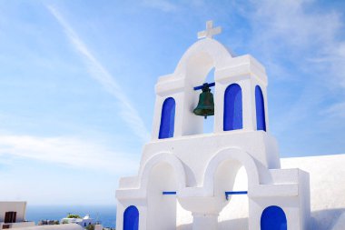 beyaz ve mavi kilise çan kulesi, güzel Santorini Adası ayrıntı, Yunanistan