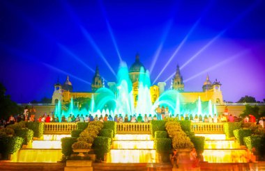 Sihirli Çeşme ve Ulusal Müze ışıkları gece, Barselona, İspanya, ton