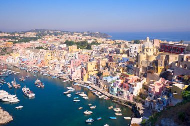Procida Adası, İtalya 'nın yukarısında küçük bir limanı olan renkli bir kasaba.