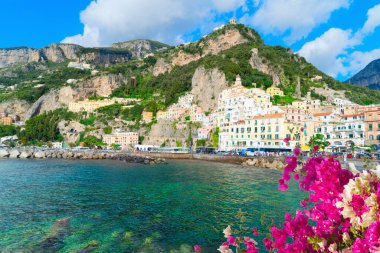 Amalfi eski şehir ve yaz plajı Şemsiyeli, İtalya