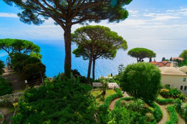 İtalya 'nın Amalfi sahilinde deniz aşırı kiliseleri olan Ravello köyü.