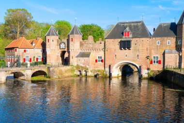 Koppelpoort ortaçağ geçidi kanal suyu üzerinde, Amersfoort, Hollanda