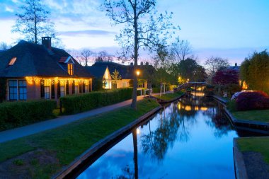 Kırsal Flaman geleneksel kırsal bölge küçük eski kasaba Giethoorn geceleri kanallı, baharda Hollanda