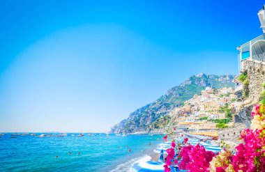 Positano 'nun deniz ve plajı - İtalya' nın ünlü eski İtalyan tatil beldesi, retro tonlu