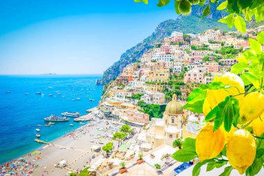 Positano manzarası - İtalya, İtalya ve limonlarla ünlü eski İtalyan tatil köyü