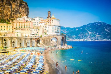 Yaz Atrani plaj mavi şemsiye ve deniz suyu, İtalya