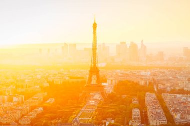 Turuncu günbatımı güneş ışığı altında Fransa yukarıdan Eyfel Kulesi ve Paris cityscape bakış