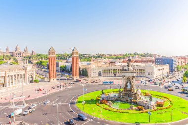 İspanya Meydanı 'nın ufuk çizgisi Yazın güneşli bir günde, Barselona, İspanya