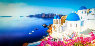 Beyaz kilise çan kulesi ve deniz manzaralı volkan kalderası, Santorini Adası, Yunanistan, sancak hakkında güzel detaylar