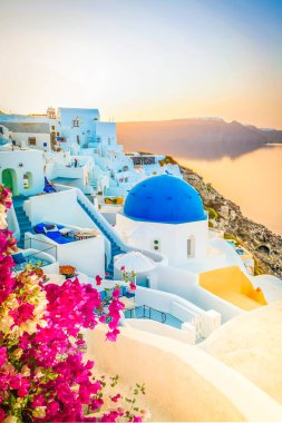 Geleneksel Yunan köyü Santorini 'nin Oia' sı, mavi kilise ve köy çatıları, Yunanistan