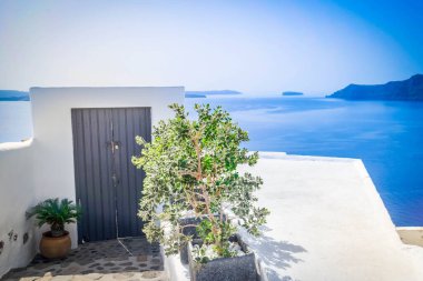 Mavi kapı volkan kalderasına karşı, Santorini adasının güzel detayları, Yunanistan, retro tonlama