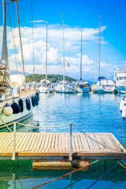 Korfu adası yakınlarındaki İyon denizi, eski kaledeki smal limanı, Yunanistan yazın