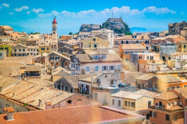 Korfu kasabası, eski Kerkyra kasabasının manzarası çatıları ve Korfu Yunanistan