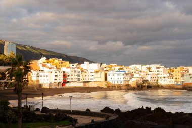 Okyanus gün batımında Puerto de la Cruz, İspanya