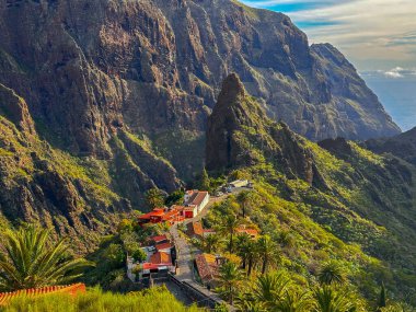 Teno dağlarının vahşi doğası ve ünlü Masca köyü, Tenerife, İspanya