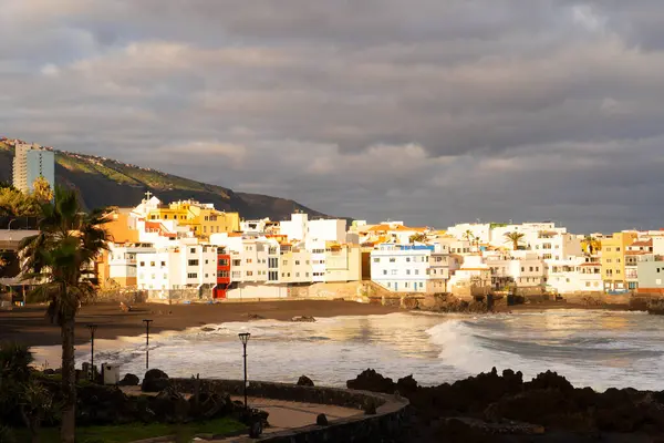Okyanus gün batımında Puerto de la Cruz, İspanya