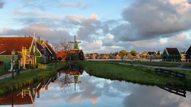 Geleneksel Hollanda köyü Zaanse Schans yaz günbatımında, Hollanda