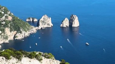Güzel bir faraglioni manzarası, yukarıdan kayalar, Capri Adası, İtalya, web pankartı