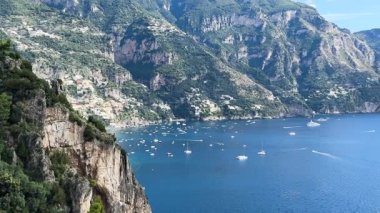 Deniz suyu ve İtalya 'nın Positano köyü ile ünlü Amalfi yaz sahili