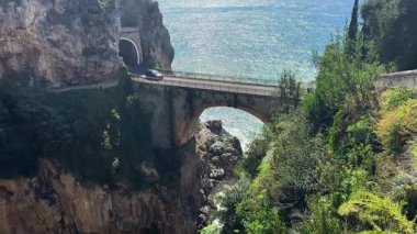 Amalfi yaz kıyılarının ünlü pitoresk yol viyadükü deniz suyu, İtalya, web pankart formatı
