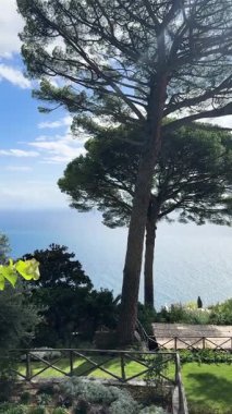 İtalya 'nın Amalfi sahilinde deniz aşırı kiliseleri olan Ravello köyü.