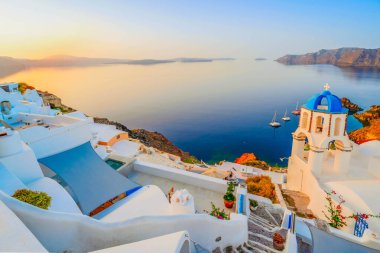 Yunanistan 'ın Aegan denizi ve kalderasına karşı mavi kubbeleri olan geleneksel Yunan köyü Oia of Santorini' nin caddesi, web pankartı