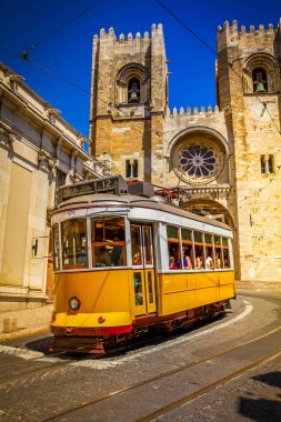 Güneşli bir günde sarı tramvayı olan bir katedral kilisesi, Lizbon, Portekiz