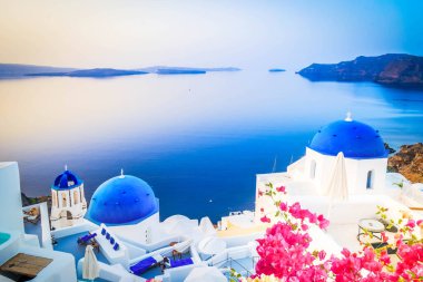 Geleneksel Yunan köyü Santorini 'nin Oia' sı, mavi kilise ve köy çatıları, Yunanistan