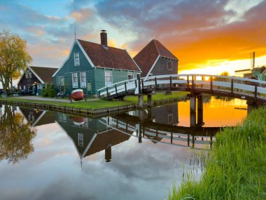 Kırsal Hollanda 'nın küçük tarihi kasabası Zaanse Schans' ın günbatımında ufuk çizgisi ilkbaharda Hollanda