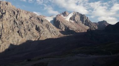 Hava araçları Almaty Kazakistan 'daki Shymbulak dağlık tatil beldesinde buzullu buzul ile yapılan kar zirvesinin görüntüsünü ortaya çıkardı.